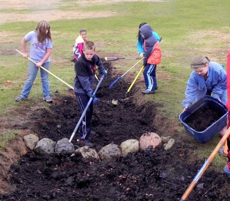 Community-wide Stewardship Projects to Benefit the Looking Glass Watershed at Scott Elementary School